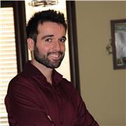 Insegnante impartisce lezioni di italiano a studenti stranieri